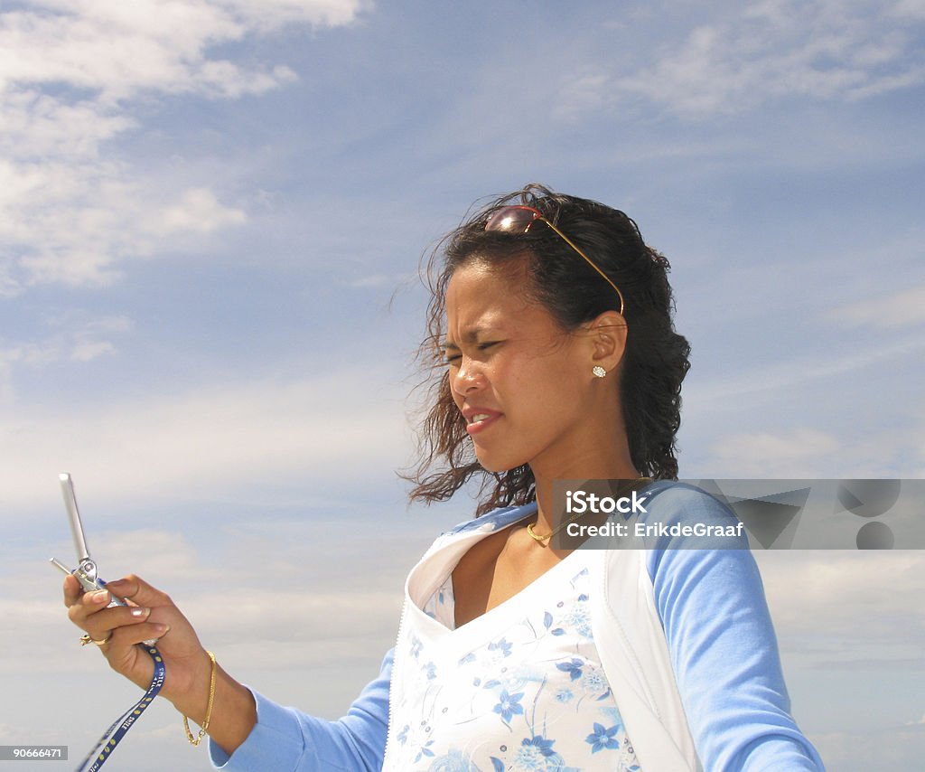 Mujer asiática con el teléfono 1 - Foto de stock de Adulto libre de derechos