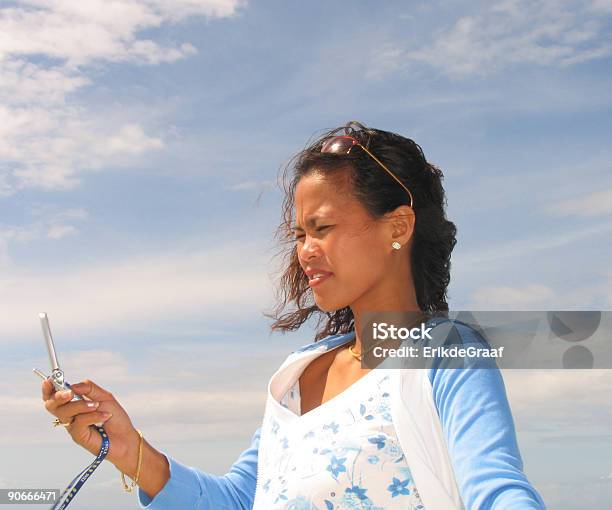 Mulher Asiática No Telefone 1 - Fotografias de stock e mais imagens de A usar um telefone - A usar um telefone, Adulto, Cartão SIM