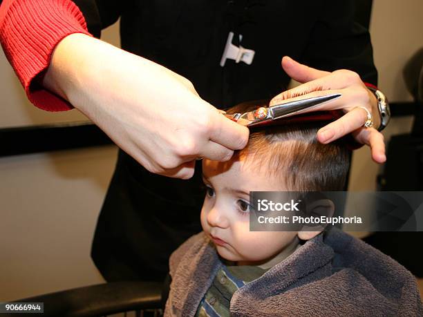 Photo libre de droit de Première Coupe De Cheveux 3 banque d'images et plus d'images libres de droit de Cheveux - Cheveux, Ciseaux, Coiffeur