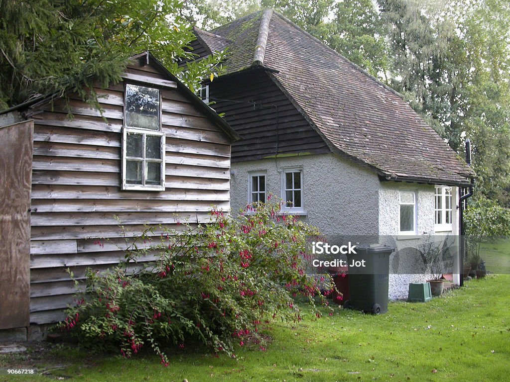 Edificio-Inglese Cottage - Foto stock royalty-free di Aiuola