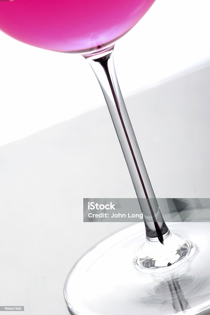 No ângulo de vidro com rosa vermelha/LÍQUIDO - Foto de stock de Bebida royalty-free