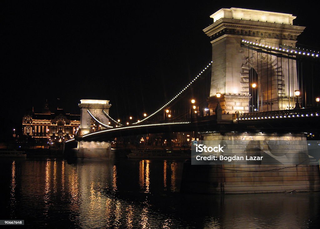 Puente de las cadenas de Budapest por la noche - Foto de stock de Puente de cadenas - Puente colgante libre de derechos