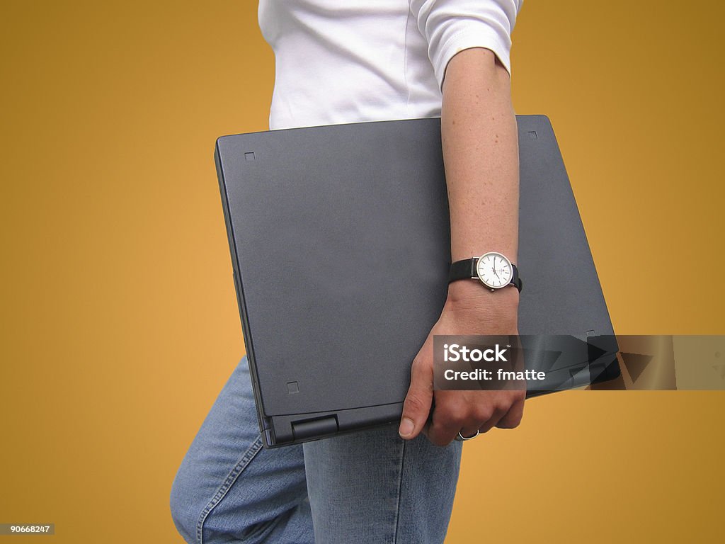 Mujer joven y su computadora portátil - Foto de stock de Adulto libre de derechos