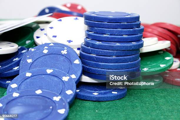 Pôquer Chips 01 - Fotografias de stock e mais imagens de Azul - Azul, Branco, Cair