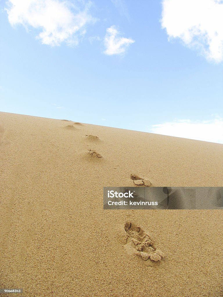 Footprints tête sur une Dune de sable - Photo de Abrupt libre de droits