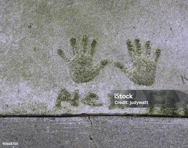 Handprints - Fotografie stock e altre immagini di Calcestruzzo - Calcestruzzo, Bambino, Graffiti