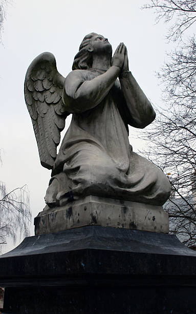 angel - angel praying statue human knee - fotografias e filmes do acervo