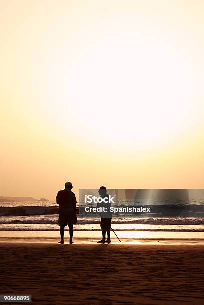 Seniores Praia Ao Pôr Do Sol - Fotografias de stock e mais imagens de Adulto maduro - Adulto maduro, Amanhecer, Amor