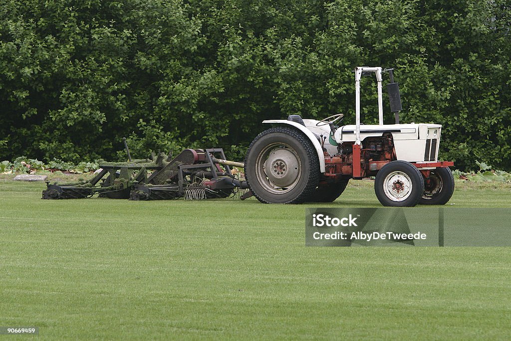 Trattore con il tagliaerba - Foto stock royalty-free di Agricoltura