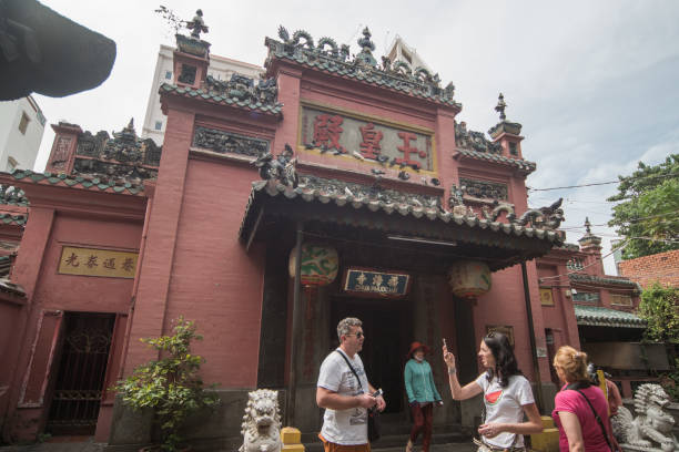 phouc 하이 사원 옥 황제 탑 - emperor jade pagoda 뉴스 사진 이미지