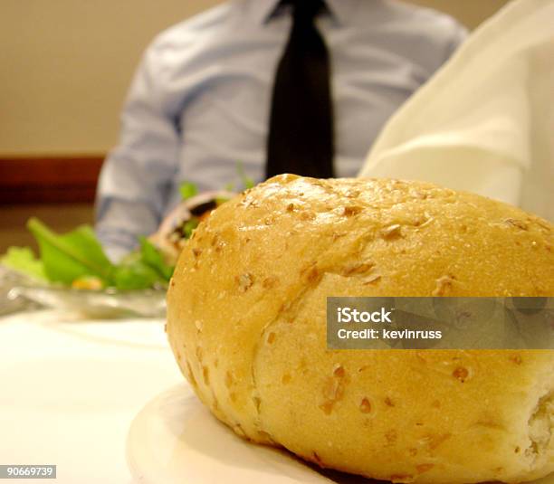 Obiad Roll Z Biznes Człowiek Jedzenie Sałatka - zdjęcia stockowe i więcej obrazów Biały - Biały, Biznes, Bliski