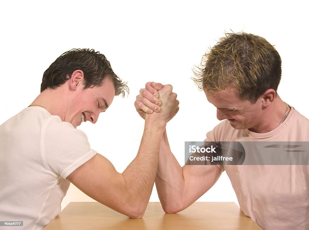 Dos adolescentes echar un pulso sobre fondo blanco - Foto de stock de Hermano libre de derechos