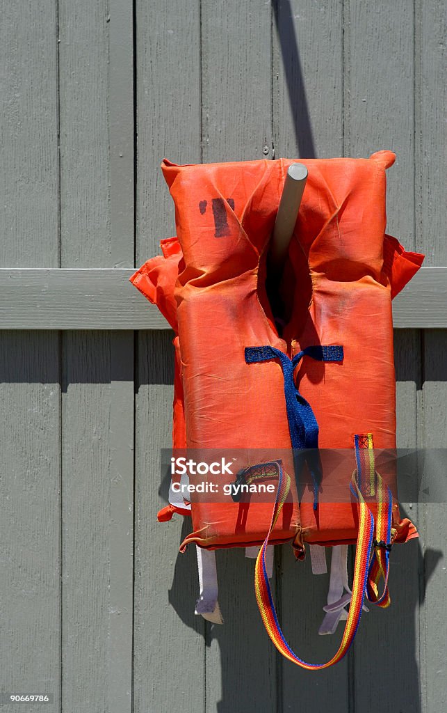 Giubbotto salvagente su Palo di legno - Foto stock royalty-free di Composizione verticale