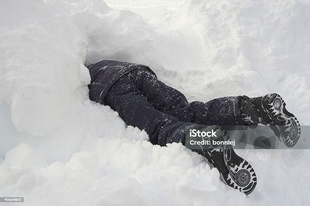 Pogrzebany w śniegu - Zbiór zdjęć royalty-free (Śnieg)