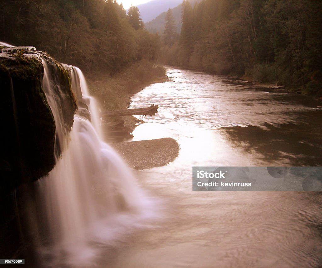 Cascata fluir para dentro do Rio Lewis - Royalty-free Ao Ar Livre Foto de stock