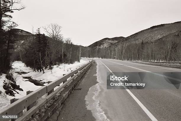 Attraverso Lincisione - Fotografie stock e altre immagini di Albero - Albero, Ambientazione esterna, Autostrada