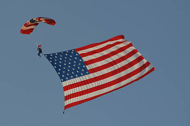 американский флаг с parachute1 - unfurlling стоковые фото и изображения