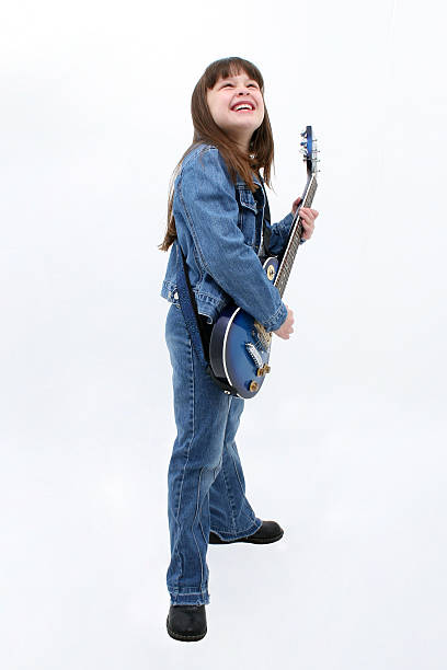 dziecko gra gitara elektryczna - child singing little girls gutiar zdjęcia i obrazy z banku zdjęć