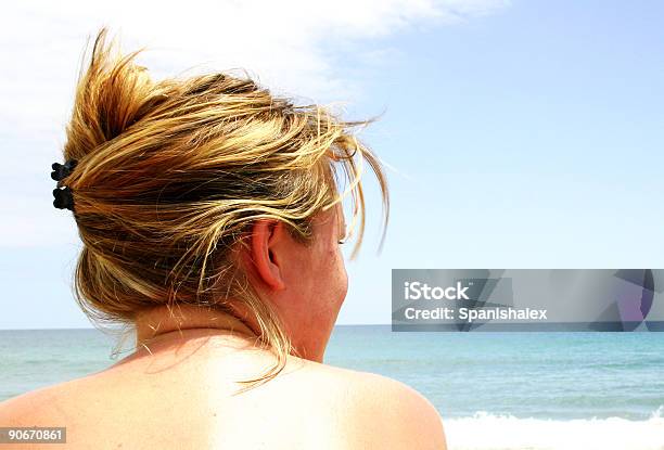 Topless Chica De Playa Foto de stock y más banco de imágenes de Adulto - Adulto, Amarillo - Color, Arena