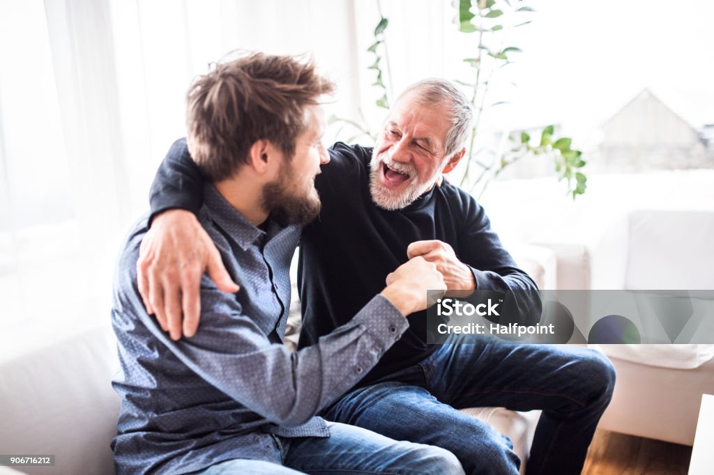 Filho de hipster com seu pai sênior em casa. - Foto de stock de Pai royalty-free