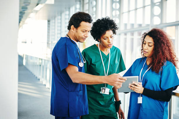 istock Medical team briefing in hallway 906716434