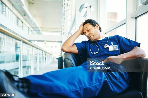Müde Schlafen Im Krankenhaus Lounge Arzt Stockfoto und mehr Bilder von Müde - Müde, Arzt, Krankenpflegepersonal