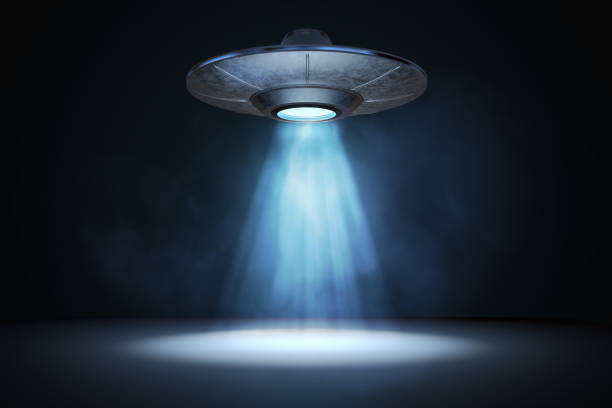 haz de luz de vuelo ufo (nave extraterrestre). 3d prestados ilustración. - nave espacial fotografías e imágenes de stock