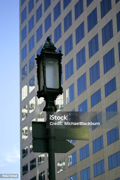 Foto de Objetos Lampostcentro Da Cidade e mais fotos de stock de Alto - Descrição Geral - Alto - Descrição Geral, Antigo, Arranha-céu