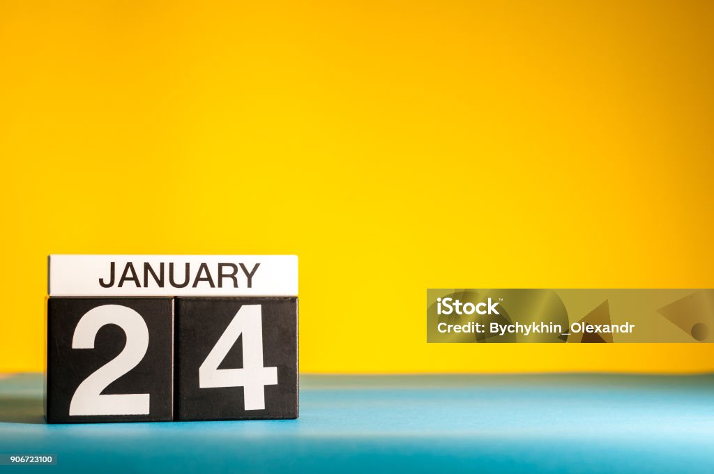 Le 24 janvier. Jour 24 du mois de janvier, calendrier sur fond jaune. Heure d’hiver. Espace vide pour texte - Photo de Janvier libre de droits