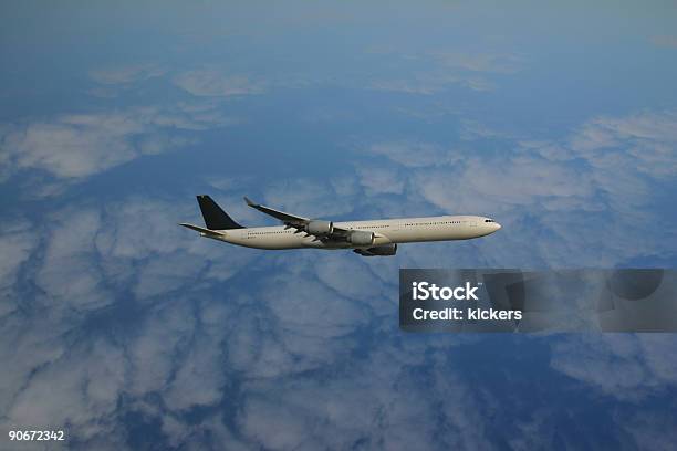 Airbus 340 Avión Vuelo En Altitud Foto de stock y más banco de imágenes de Agua - Agua, Aislado, Avión