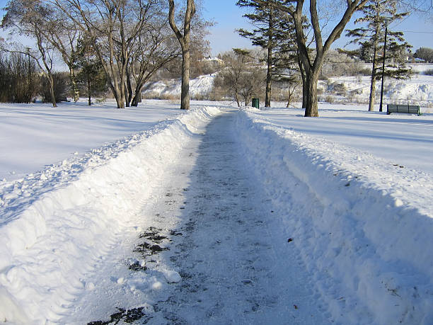 sendero de invierno - slippery ice saskatoon winter fotografías e imágenes de stock