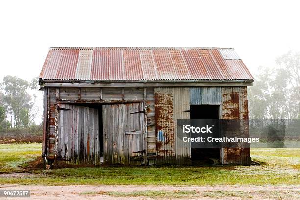 Photo libre de droit de Laid House banque d'images et plus d'images libres de droit de Australie - Australie, Jardin de la maison, Pauvreté