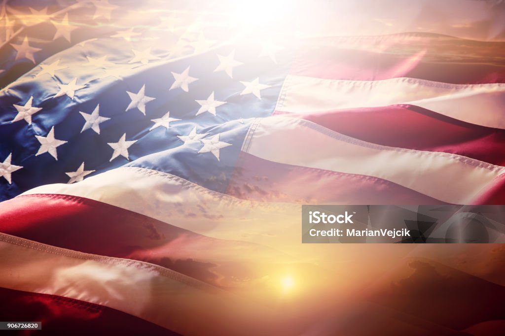 アメリカの国旗。アメリカの国旗。アメリカの国旗は、夕日や日の出風が吹いて。クローズ アップ - アメリカ国旗のロイヤリティフリーストックフォト
