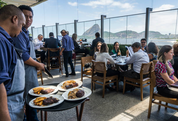 churrasco brasileiro no restaurante com uma vista - real food - fotografias e filmes do acervo