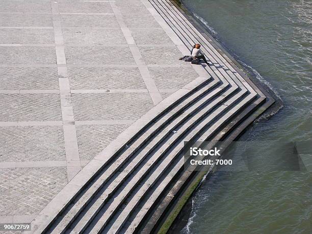 Amici Presso La Riva Del Fiume - Fotografie stock e altre immagini di Acciottolato - Acciottolato, Acqua, Adolescente