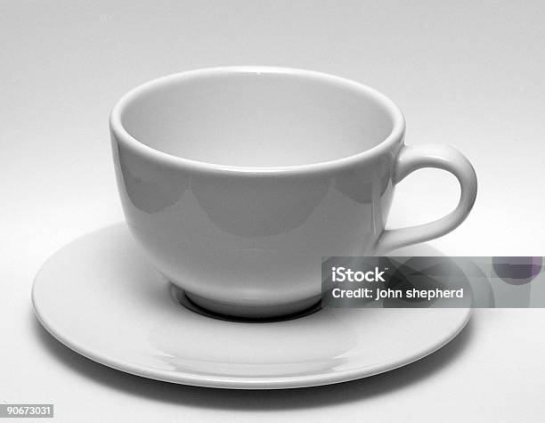 Foto de Preto Branco Xícara De Café No Pires e mais fotos de stock de Branco - Branco, Café - Bebida, Café - Casa de comes e bebes