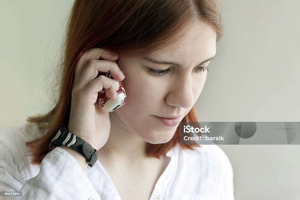 Ragazza sul telefono - Foto stock royalty-free di Abbigliamento casual