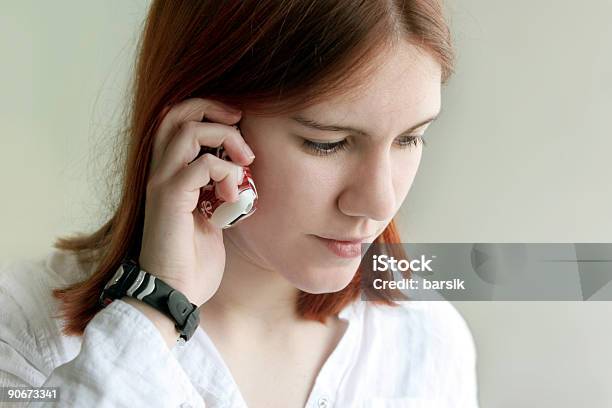 Menina No Telefone - Fotografias de stock e mais imagens de A caminho - A caminho, A usar um telefone, Atividade Recreativa