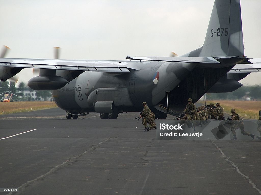 Enemigo ahaed implementar invasión militar - Foto de stock de Lockheed C-130 Hércules libre de derechos