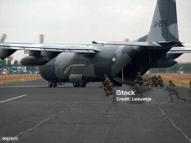 Nemico Ahaed Implementare Invasione Militare - Fotografie stock e altre immagini di Lockheed C-130 Hercules - Lockheed C-130 Hercules, Personale militare, A mezz'aria