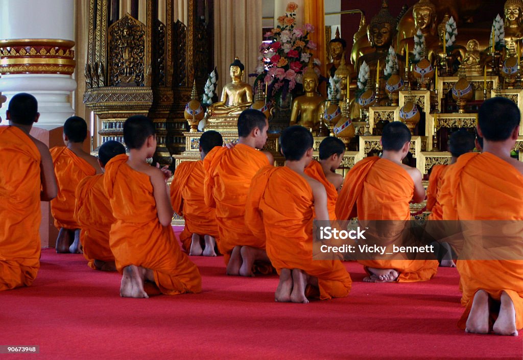 Moines bouddhistes prier dans le temple de Thaïlande. - Photo de Bouddhisme libre de droits