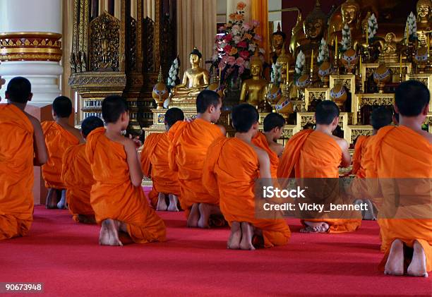 Photo libre de droit de Moines Bouddhistes Prier Dans Le Temple De Thaïlande banque d'images et plus d'images libres de droit de Bouddhisme