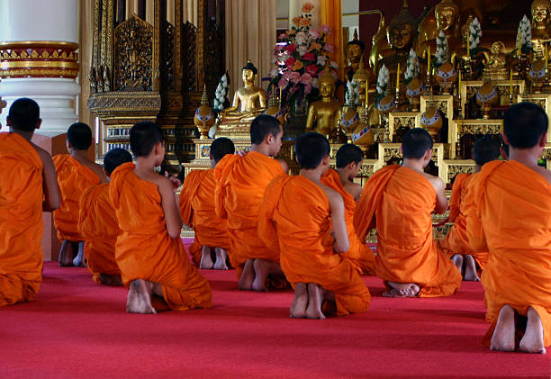 Monaci buddisti pregare nel Tempio Thai. - foto stock