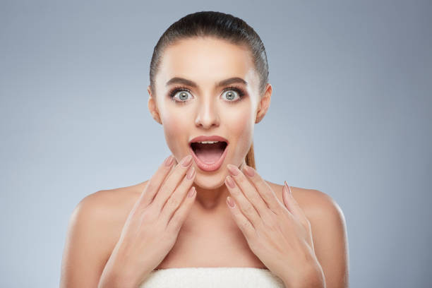 istock Very surprised girl 906741290