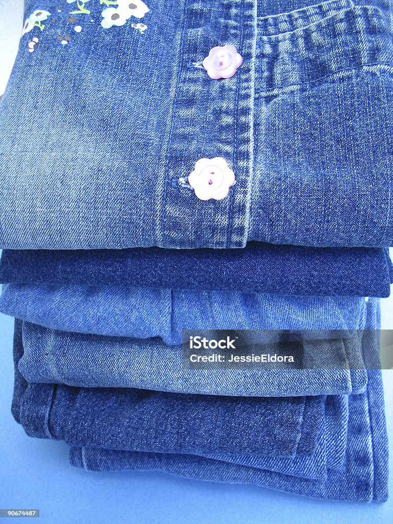 Pila di Blue jeans - Foto stock royalty-free di Abbigliamento