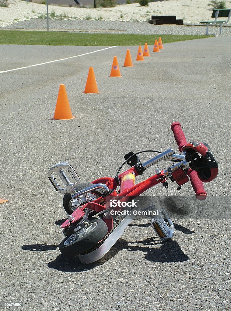 Niño de carrera de obstáculos - Foto de stock de Acera libre de derechos