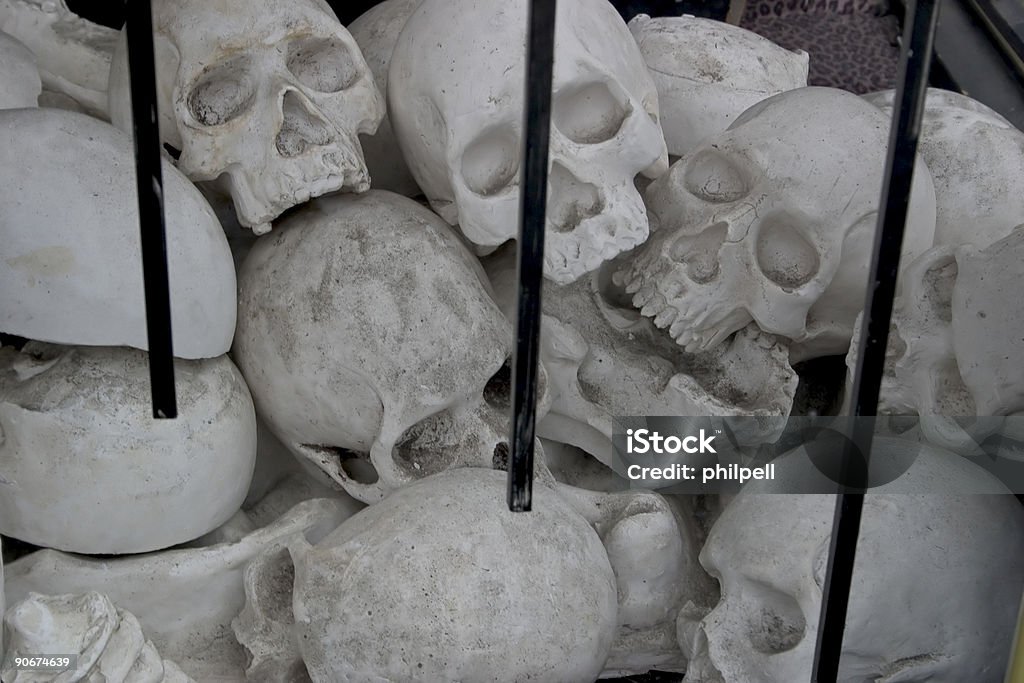 Podrabianych skulls sterty - Zbiór zdjęć royalty-free (Brudny)