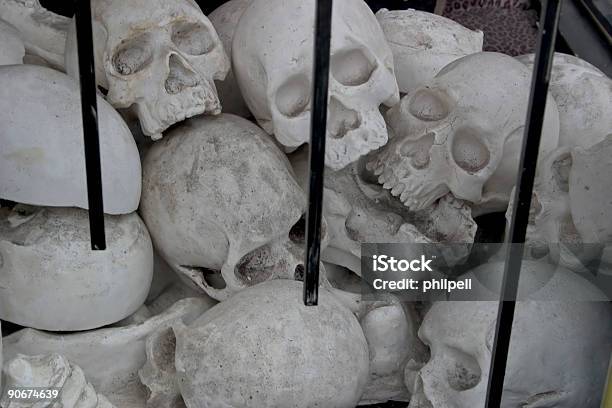 Podrabianych Skulls Sterty - zdjęcia stockowe i więcej obrazów Brudny - Brudny, Choroba, Ciało ludzkie