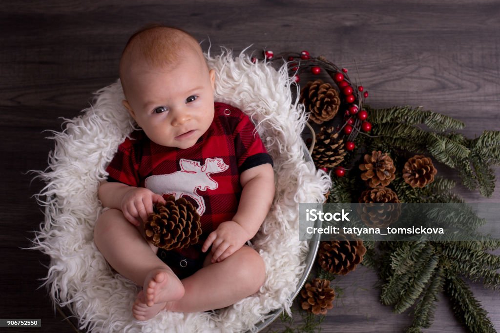 Bambino Con I Vestiti Di Natale Nel Cestino Guardando Curiosamente La  Macchina Fotografica - Fotografie stock e altre immagini di Abbigliamento  da neonato - iStock