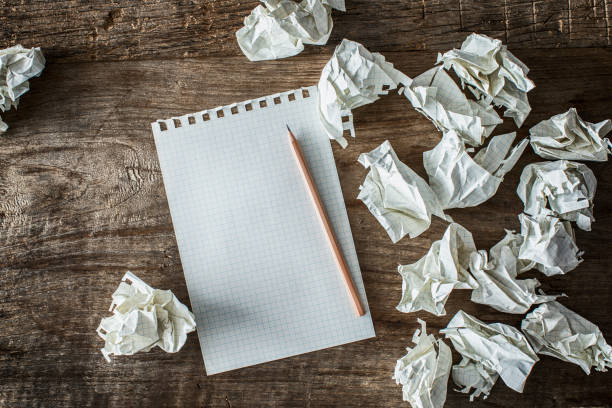 白い正方形の紙、鉛筆、木製のバック グラウンド上に無駄な書類 - paper crumpled document letter ストックフォトと画像